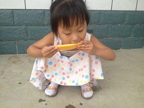 小孩吃瓜啥意思,小孩吃瓜的趣味瞬间